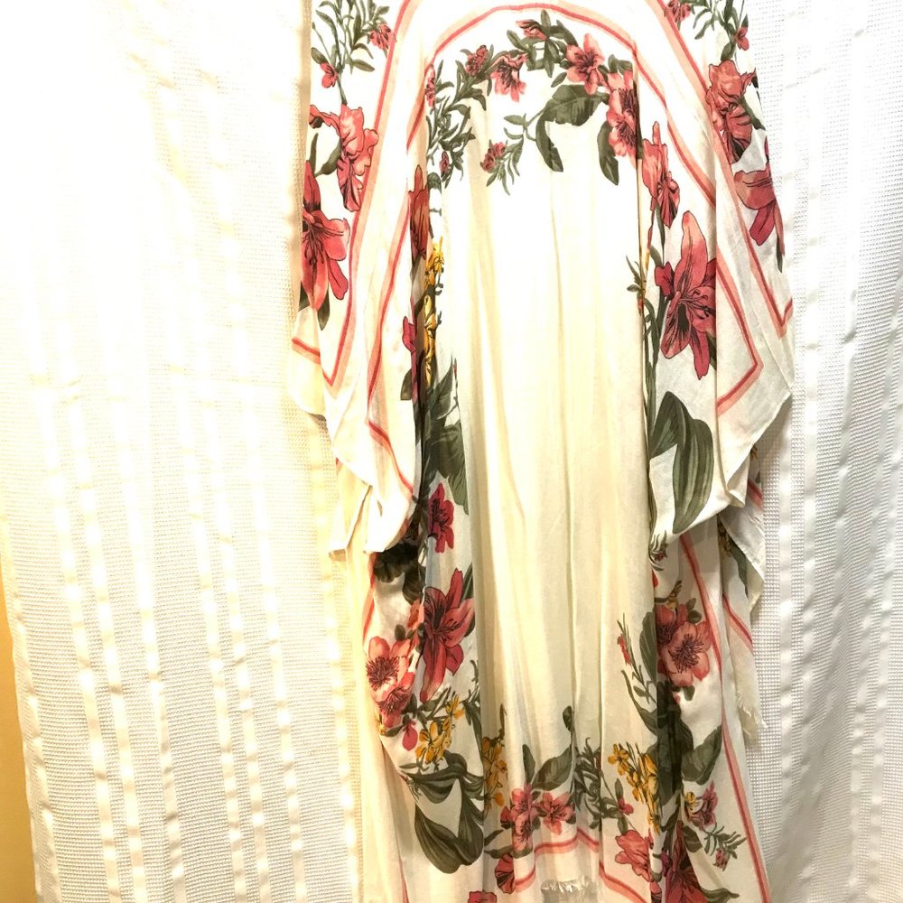 Breezy Lane one size cover up / kimona  40" x 38" long   cream floral